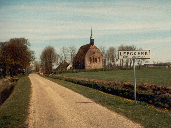 Leegkerk in landschap